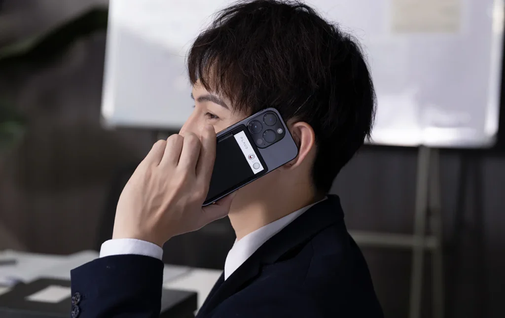 スマホを使用している男性の画像