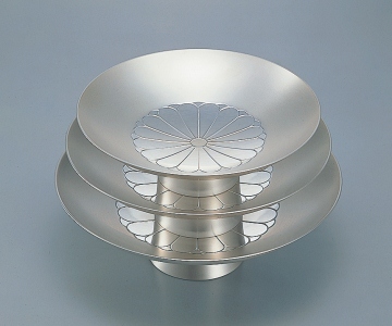 銀杯（一組・菊紋）の画像